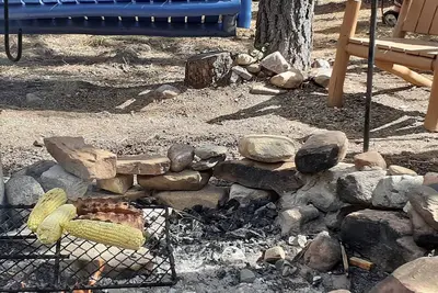 Image de The Thunderbird Cabin is located 70 miles from abq Nm.
