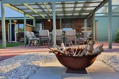 Image de Panoramic Ocean Views | 250m to Beach | Cosy Coastal Retreat with Deck, Wi-Fi, Games, & Creda Heater