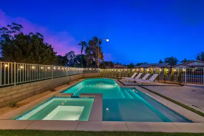Newly renovated Desert Retreat *Private oversized Pool* Walk to Stagecoach