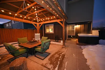 Image de Charming Home by the Park with a Hot Tub