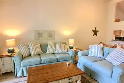 Image de Nicely decorated and well maintained, upper-level apartment in Eaton Village offers golf course view