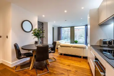 Image de A premium stay that sleeps 5 guests in 2 bedrooms