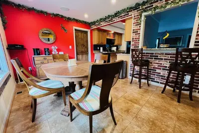 Image de Family Sized Contemporary in Spacious Neighborhood