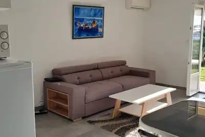 Image de Appartement rez de maison avec jardin et barbecue proximité plage et commerces.