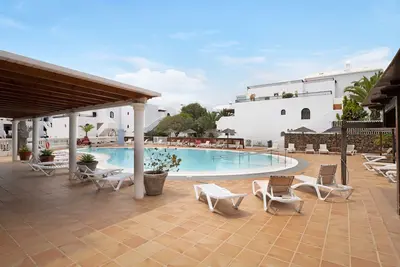 Charmant appartement de rez-de-chaussée, proche plage, avec piscine partagée et Wi-Fi.