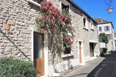Image de Superbe maison de ville avec jardin en plein cœur de Milly la Foret.