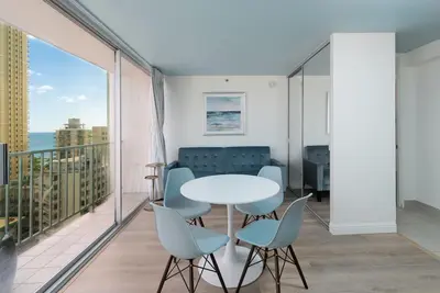 Image de Studio w/ Ocean View - 2 blocks to Waikiki Beach