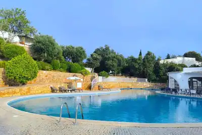 Image de 15 minutes walk to the best beaches! Family-sized apartment