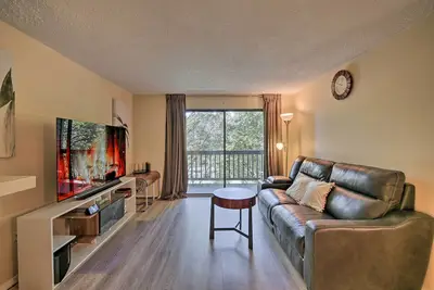Image de Modern Family Condo ~ 12 Mi to Downtown Seattle!