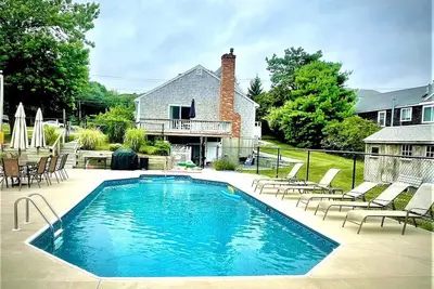 Image de Enjoy your own private pool in Chatham! (2252)
