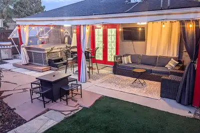 Image de 2 Mi to Dtwn: Home w/ Hot Tub in Denver!