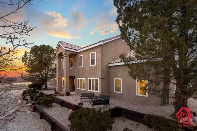 Image de Sandia Sunsets with Hot Tub - An Irvie Home