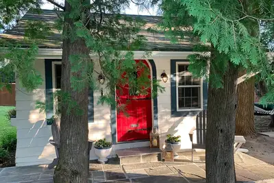 Image de Loblolly Cottage - Enchanting Retreat set among towering pines.