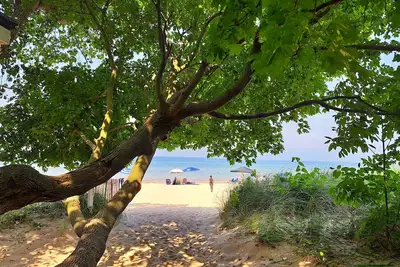 Image de 3 nt min Beach Lovers home w/Private Assoc Beach 1 blk fire pit scrnd porch