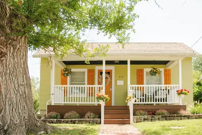 Image de Cozy little house blocks from the Park & Fair Grounds.