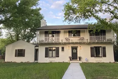 Image de Remodeled Colonial Retreat Close to  Shops and Dining