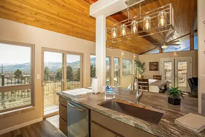 Image de The Stone House with Beautiful Sierra Views - 30 Minutes to Tahoe
