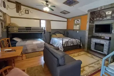 Image de Old Western Bunkhouse Sleeps 9 \"Trail's End Corral\"