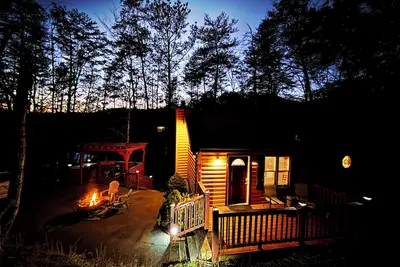 Image de Time Out Inn- Comfy Cozy Private Smoky Mountain Cabin Hot Tub Video Games