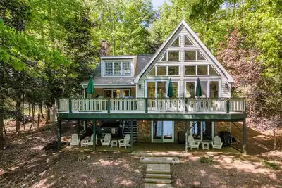 Image de Lakefront Luxury w/ Fireplaces, Hot Tub & Dock