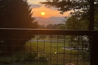 Image de Cozy Log Cabin - 7. 5 miles from Downtown Boone Nc / App St/Pet Friendly