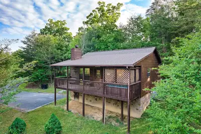 Image de Hot Tub, Pool Table, Fireplace, 8min to The Island