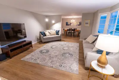 Image de Beautiful Midcentury modern 4 bedroom home