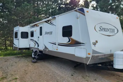 Image de Deluxe Camper at a Rv park