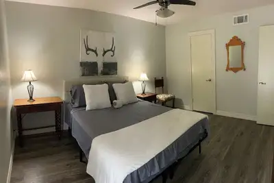 Image de Eli’s and Emm’s Condo