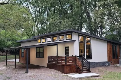 Image de Modern Home in Natures Warmth with Great Location