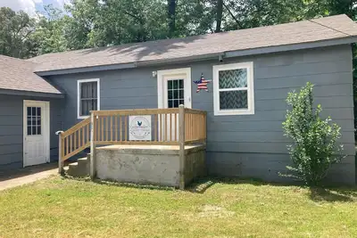 Image de The Little Blue on 123 E Pine Street