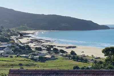 Image de \"Breakview\" - quiet, comfortable bach with a spa pool, for families and surfers.