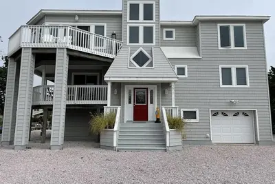 Image de Lagoon front. Loveladies. Dock. Decks. Beach Badges. Bikes. Ping Pong table. Foosball. .