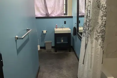 Image de Stylish apartment - river side fenced in yard, one mile from highway