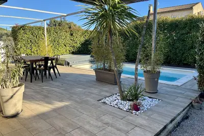 Image de villa avec piscine pour de belles vacances.