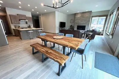 Image de New, Stunning & Modern Luxury, Fire Pit, A/C, Golf, Bike, Hike & Mt Bachelor