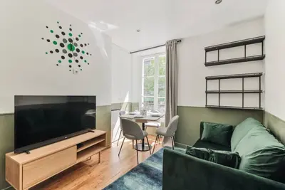 Image de Buttes-Chaumont canal st martin&trains stations!