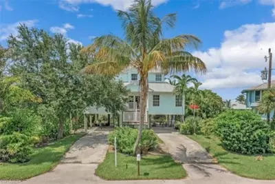 Image de Beautiful waterfront Key West style home with a pool