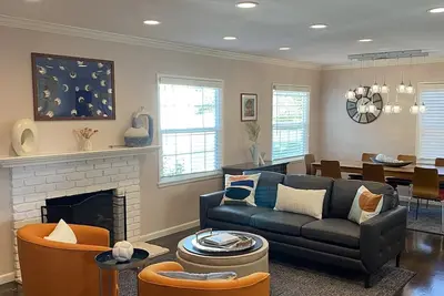 Image de 4 Bd house/sleeps 9/ near Dtla/Universal/Rose Bowl/garage w/Ev charger.