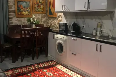 Image de Arty stone house-5 min drive from the beach!