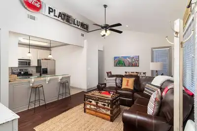 Image de Stadium View 3 Bed 2 Bath Condo