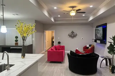 Image de Brand new home with a modern game room- Close Downtown Houston