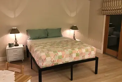 Image de Spacious Relaxing Upscale Studio prestigious Neighborhood