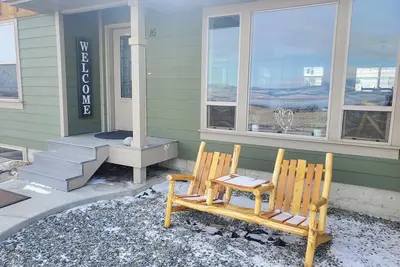 Classy 3-Bedroom Fishing Cottage with amazing lake and mountain views