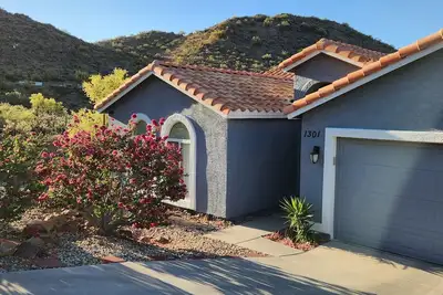 Desert Valley Stay - Mountain Views