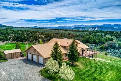 Image de Quiet country getaway with Stunning Views, 4 bedrooms, 3 1/2 bath, large garage.