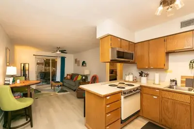 Image de Lake Life Condo. *Renovated *Poolside *Central * Boat Parking