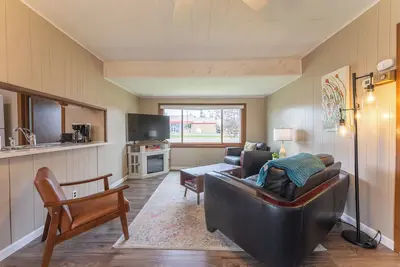Image de Vacation UniquEly home in town, with patio