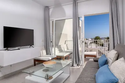 Image de Sunset View-maison de vacances moderne avec piscine