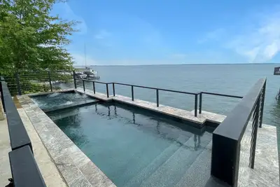 Image de Lake House with pool + hot tub on Golf Course with boat dock